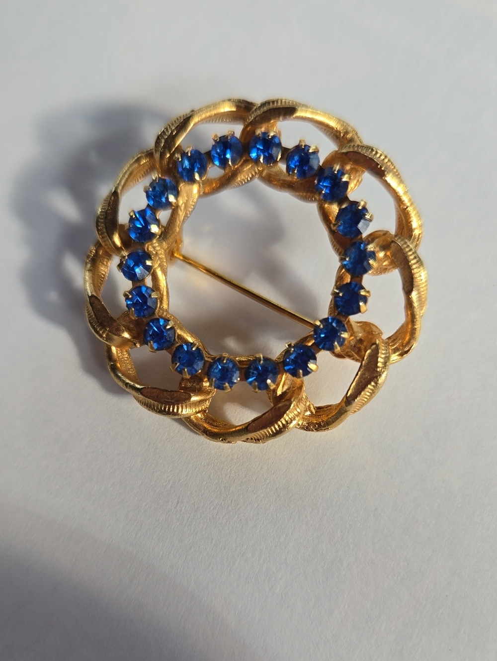 Gold-Tone Blue Crystal Circle Brooch - Elegant Women's Jewelry Annee 60,70